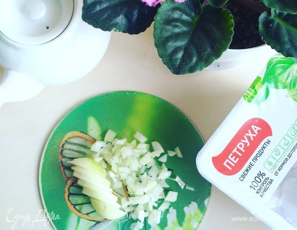 Мелко режем репчатый лук.