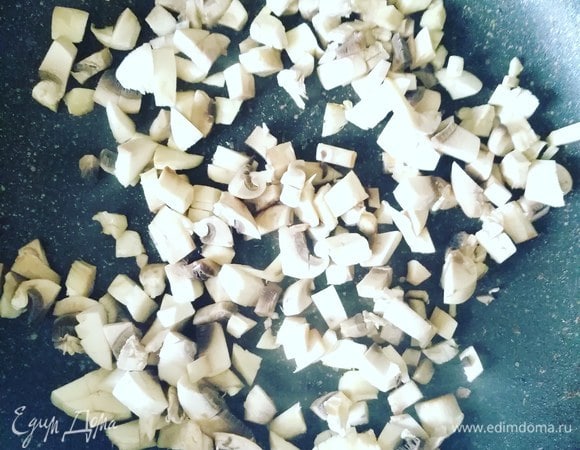 Шампиньоны обжариваем на разогретой сковороде с добавлением растительного масла.