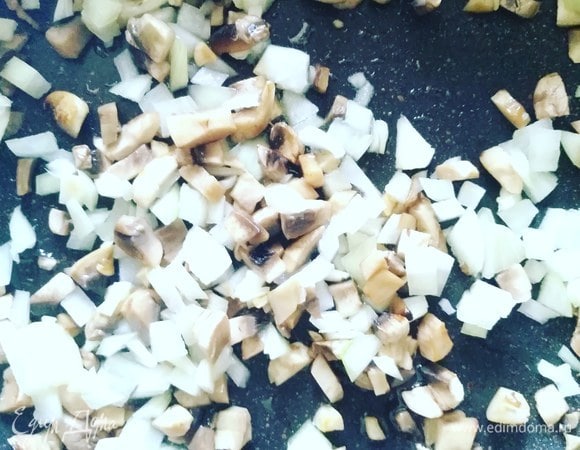 Затем добавим лук. Немного обжарим.