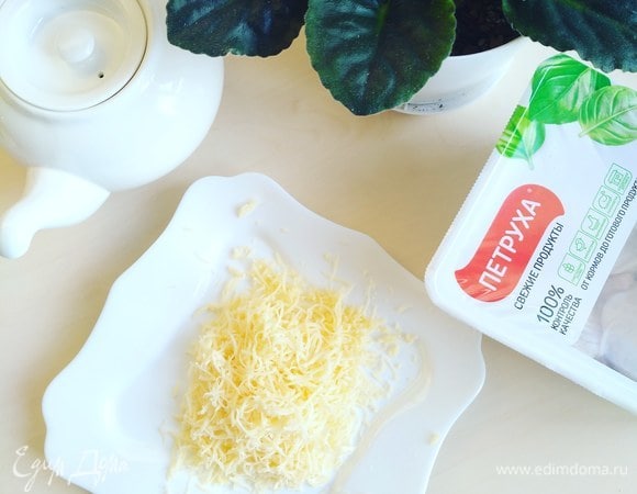 Трем твердый сыр на мелкой терку.