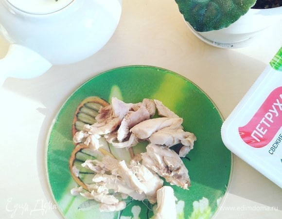 С отваренных бедрышек снимем мясо и мелко его нарезаем. Затем смешаем обжаренные шампиньоны с луком, мясом бедра и сыром. Начинка готова. Можно подсолить по вкусу.