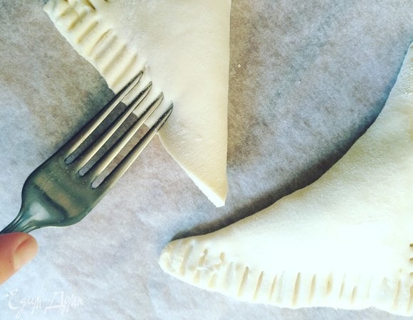 Складываем треугольником и вилкой закрепляем край.