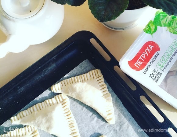 Кладем наши треугольники на пергаментную бумагу.