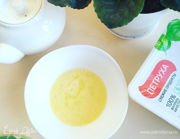 Для придания блеска взбиваем яйцо и смазываем слойки-треугольники с помощью кисточки.