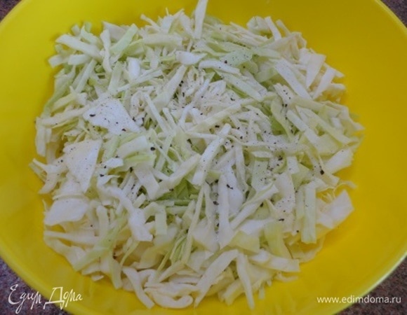 Капусту нашинковать, посолить, поперчить и слегка перетереть руками.