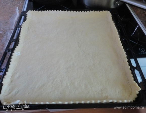 Для теста соединить все ингредиенты. Получается очень мягкое, податливое тесто. Раскатать и выложить на стандартный противень с небольшими бортиками.