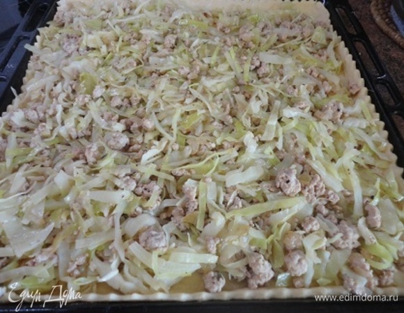 Выложить начинку. Для заливки смешать яйцо, сметану и натертый на крупной терке сыр. Не солить. Вылить заливку на пирог.