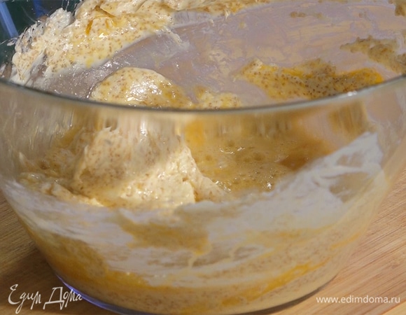 В глубокой миске смешать масло, сахар и 1 яйцо.
