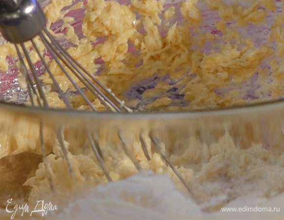 Добавить в смесь сахарную пудру, ввести оставшиеся яйца, перемешать миксером.