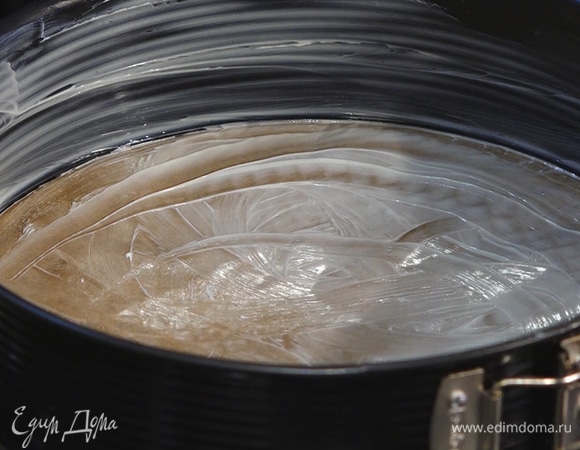 Форму для выпекания застелить пергаментной бумагой и смазать сливочным маслом.