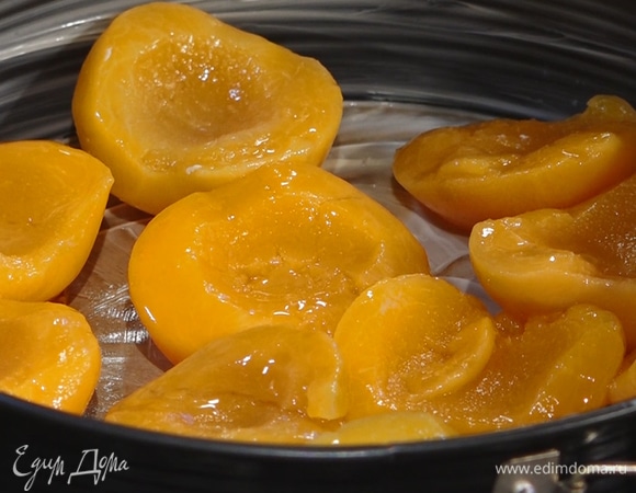 На дно формы выложить персики срезом вверх.