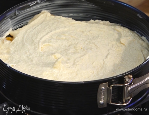 На персики равномерно выложить тесто.