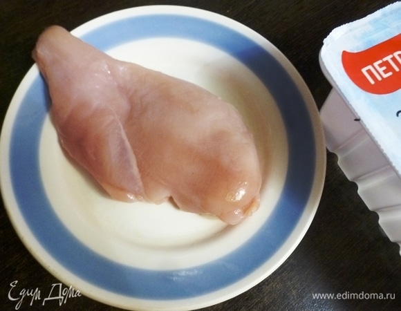 Куриное филе ТМ «Петруха» вымыть, обсушить и разрезать на 2–3 пластины, как на отбивные.