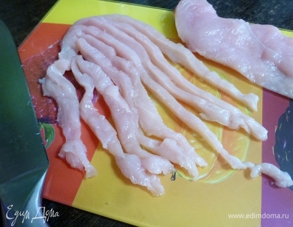 Каждый пласт с одной стороны разрезать на тонкие брусочки.