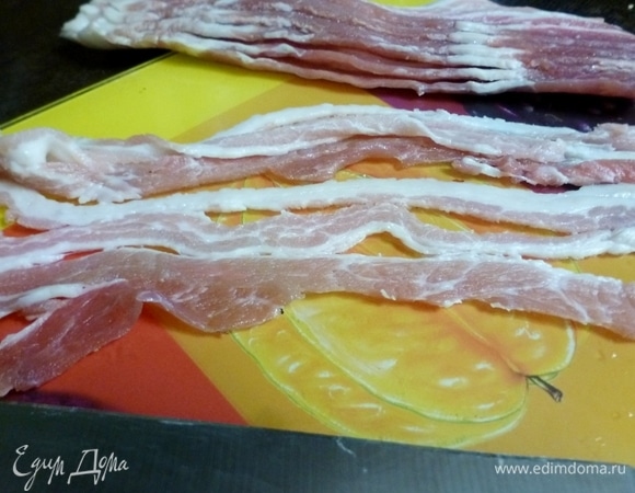 Бекон нарезать соломкой.