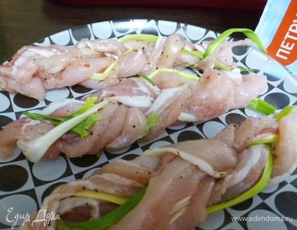 К куриным брусочкам добавить соломку из бекона и перья зеленого лука. Сплести из куриного филе, лука и бекона косички.