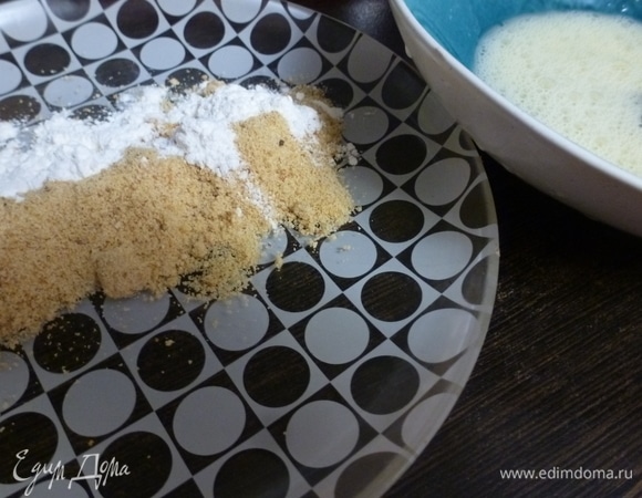 Подготовить панировочные сухари с мукой и взбитое яйцо. Каждую косичку обмакнуть в яйцо, а затем в панировочные сухари.