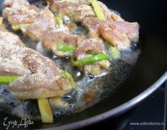 Поджарить на разогретой сковороде с двух сторон до румяной корочки.