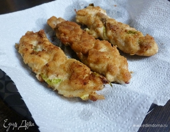 Обжаренные куриные косички с беконом выложить на бумажное полотенце.