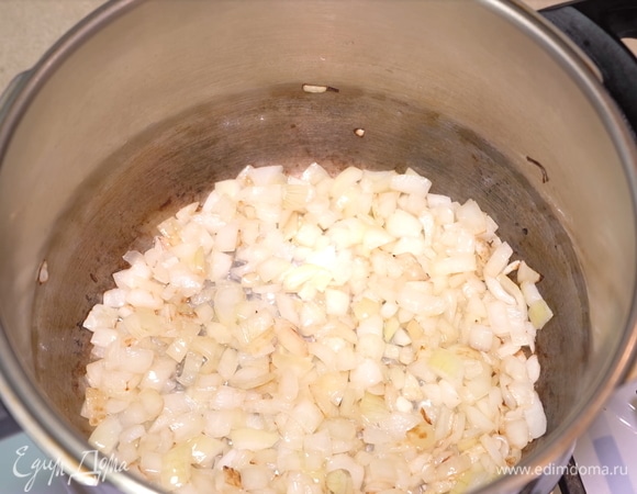 Обжариваем нарезанный лук на растительном масле до золотистого цвета. Он должен стать мягким, прозрачным и слегка поджаренным.