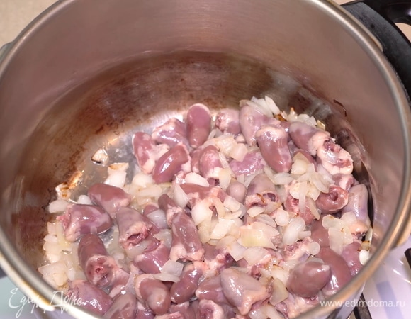 Отправляем к луку сердечки и тушим около 10 минут.