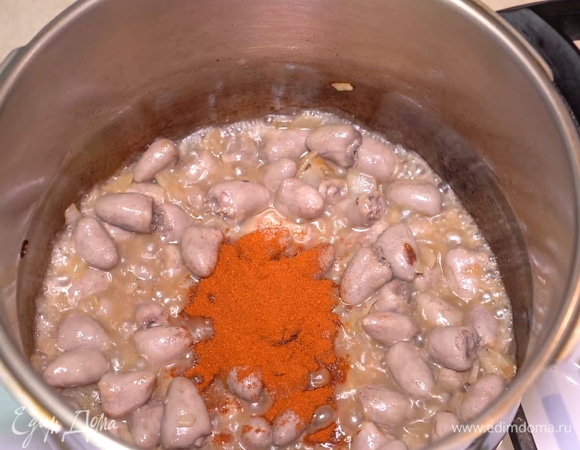 Теперь добавим приправы в умеренном количестве. Обычно для этого рецепта я использую 2 чайные ложечки паприки.