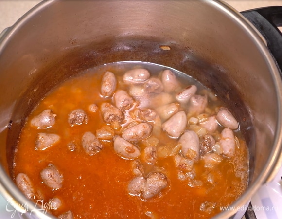 Заливаем водой настолько, чтобы она их не покрывала. В процессе приготовления они будут выделять сок, который не испарится при тушении на плите. Закрываем крышку и клапан скороварки. Тушим сердечки в скороварке ровно 10 минут. Если для приготовления этого блюда вы выбрали казан или кастрюлю, может понадобиться от 30 до 40 минут.