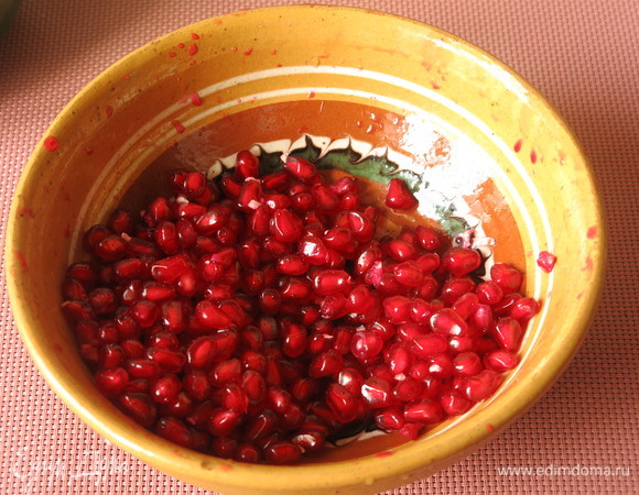 Очищаем гранат. На 3-литровую банку — 1 чашка гранатовых зерен. Количество можно уменьшить.