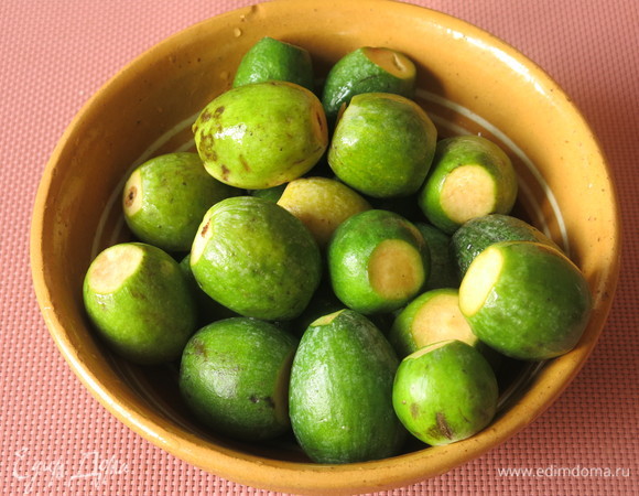 Перебираем фейхоа, моем, срезаем хвостики.