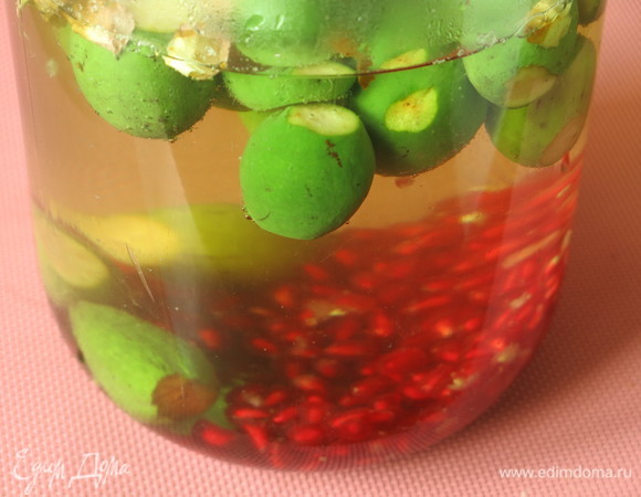 Заливаем кипятком и оставляем под крышкой на 10 минут.