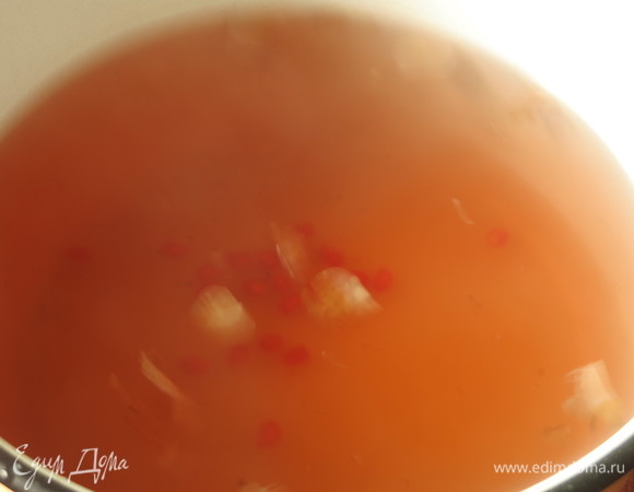 Сливаем воду из банки, добавляем сахар. По исходному рецепту — 500 г сахара, я уменьшила до 300 г, корректируйте по своему вкусу.