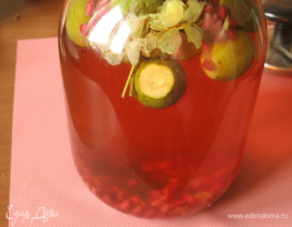 Кипятим сироп, заливаем фрукты, закатываем.