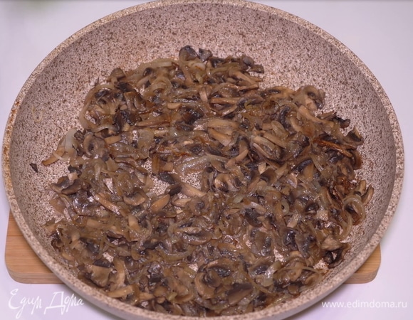 Для начала обжариваем грибочки с мелко нарезанным луком до золотистого цвета и даем им полностью остыть.