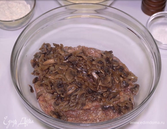 Затем все очень просто. Смешиваем икру с обжаренными грибами и луком.