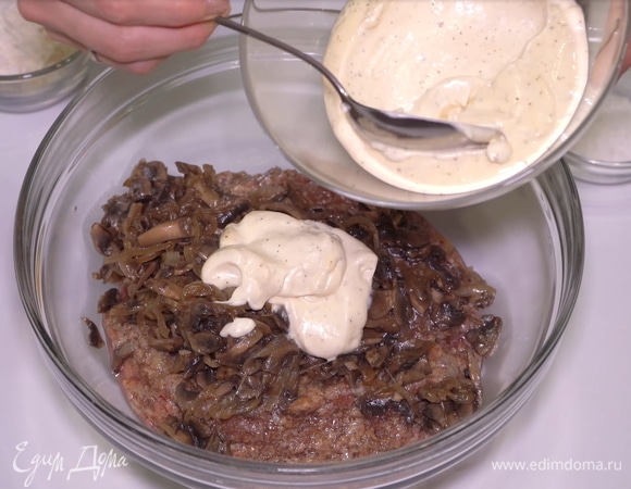 Добавляем 3–4 соловые ложки домашнего майонеза.