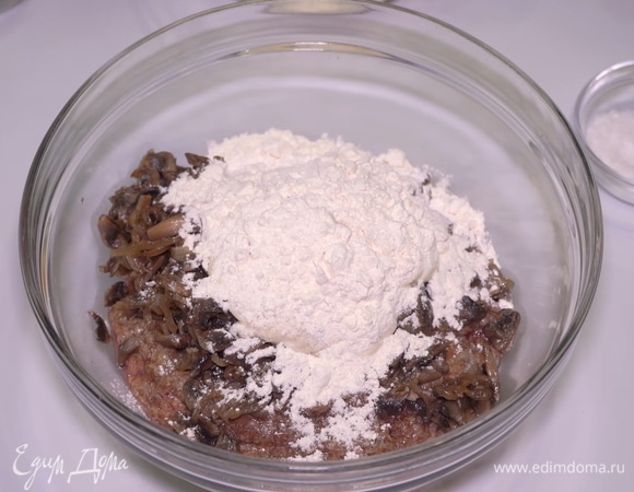 Насыпаем 3 столовые ложки муки без горки.