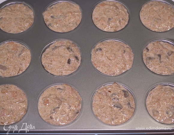 Для выпекания я использую обычную форму для кексов. Смазываю каждую ячейку небольшим количеством растительного масла и аккуратно раскладываю массу по всем этим ячейкам. Затем выпекаю эту вкуснятину в духовке при 180°C 30 минут.