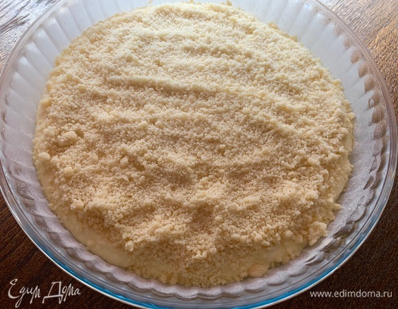 Яйца взбить с сахаром, добавить цедру, сироп лаванды, творог. Перемешать. Охлажденное масло на мелкие кусочки нарезать, быстро смешать руками с двумя видами муки и разрыхлителем, получится крошка. Форму смазать маслом и припудрить мукой. В описании ингредиентов нет сиропа лаванды, я указал обычную лаванду. По желанию, если вы любите сладкое, добавьте больше сахара в творог.