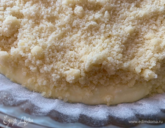 Кладу половинку крошек, затем творог. Все аккуратно разровнять, сверху —остальные крошки.