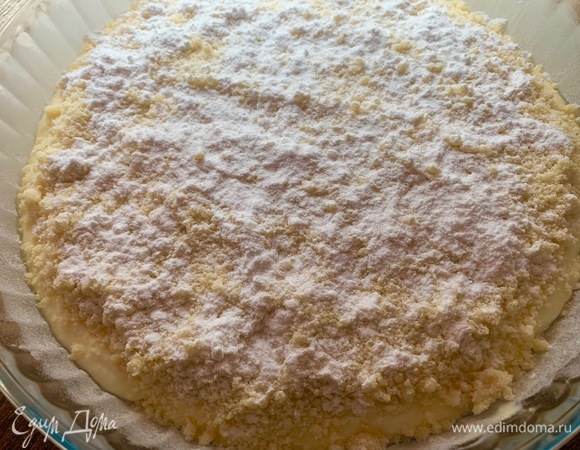 Духовку разогреваем до 170°C. Выпекать около 1 часа. Щедро посыпать пирог сахарной пудрой.