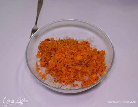 Котлетки готовятся очень легко. Я заранее пропустила через мясорубку филе хека. Для этого рецепта можете использовать филе вашей любимой рыбы. Помимо фарша нам понадобится простая зажарка. Приготовить ее не составит большого труда. Просто обжариваем мелко нарезанные лук и морковь до золотистого цвета. Смешиваем все это с рыбным фаршем.