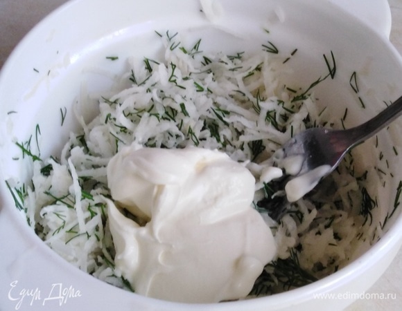 Добавить соль и сметану. Хорошо перемешать.