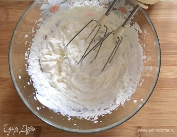 Взбить миксером сливки.
