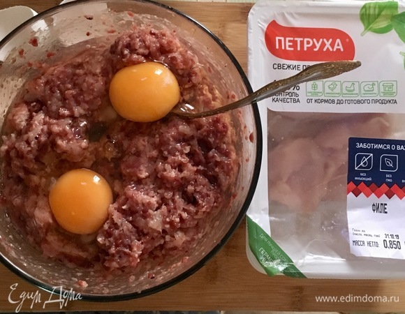 В получившийся фарш добавить яйца, коньяк или бренди, соль и перец по вкусу. Перемешать.