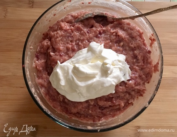 Осторожно ввести взбитые сливки. Перемешать.