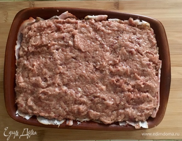 Заполнить форму мясным фаршем.