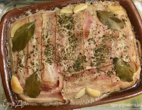 Разогреть духовку до 170°C. Форму для запекания накрыть фольгой и поставить на противень, наполненный водой до половины формы. Готовить в духовке 2 часа.