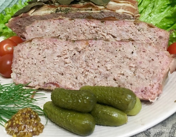 Вынуть террин из формы, разрезать на порционные кусочки.