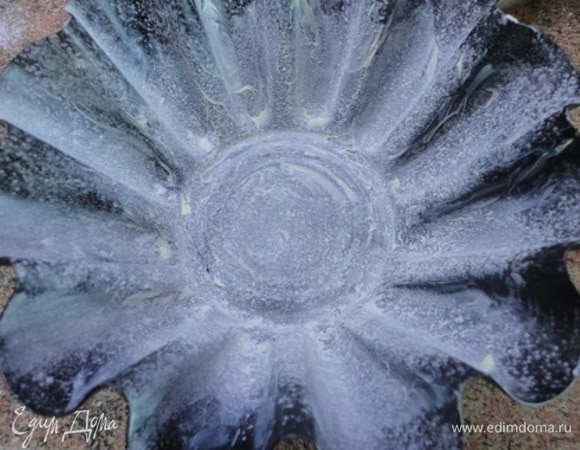 Подготовьте форму. Смажьте сливочным маслом и посыпьте мукой. Включите духовку, разогрейте до 180°C.