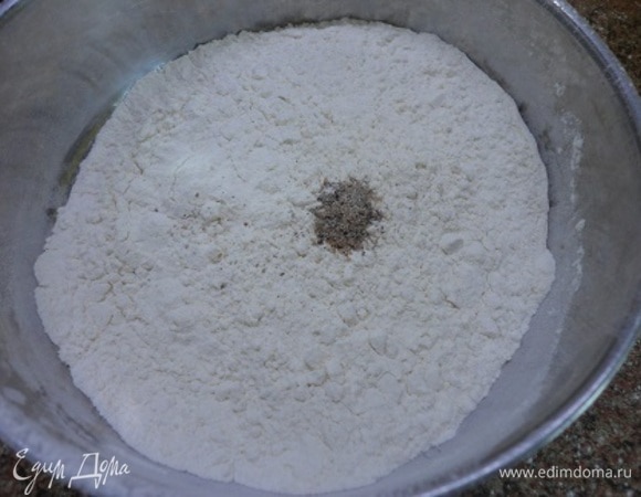 Просейте муку с разрыхлителем. Семена кардамона освободите от коробочек и истолките. Добавьте к муке.